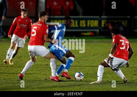 SALFORD, INGHILTERRA. 16 FEBBRAIO Barrows Mikael Ndjoli tiene fuori Salfords Ash Eastham durante la partita di Sky Bet League 2 tra Salford City e Barrow a Moor Lane, Salford martedì 16 febbraio 2021. (Credit: Chris Donnelly | MI News) Credit: MI News & Sport /Alamy Live News Foto Stock