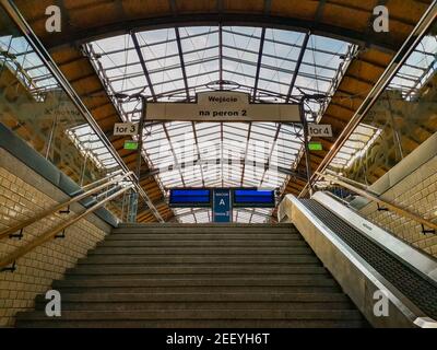 Wroclaw 17 2018 giugno scalinata per la piattaforma ferroviaria al treno stazione Foto Stock