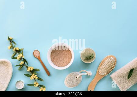 Cosmetici naturali, sapone, sale himalayano, mitens cosmetici, pietra pomice, pettine, asciugamano su un tavolo blu. Zero rifiuti, senza plastica. Stile di vita sostenibile Foto Stock