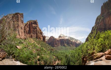 Zion National Park vista da Emerald Pools Trail attraverso la valle verso la Spearhead e la montagna del sole. Utah, Stati Uniti Foto Stock