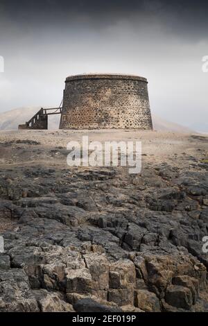 El Toston Castello costruito su roccia vulcanica a El Cotillo, Fuerteventura, Isole Canarie Foto Stock