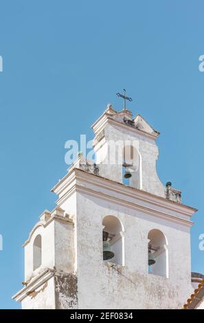 SUCRE, BOLIVIA - 19 LUGLIO 2016: Campanile coloniale della chiesa di la Merced a Sucre, Bolivia. Sucre è la capitale costituzionale dello Stato Plurinazionale Foto Stock