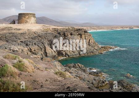 El Toston Castello sopra le scogliere sulla costa rocciosa di El Cotillo, Fuerteventura, Isole Canarie Foto Stock