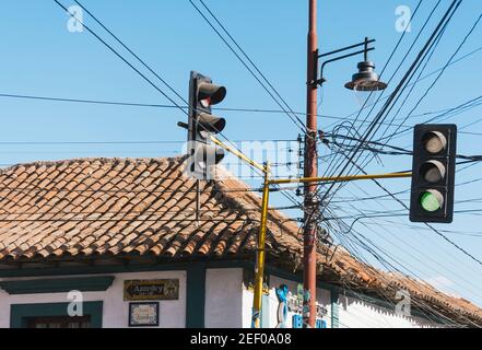 SUCRE, BOLIVIA - 19 LUGLIO 2016: Scena urbana con semafori e lampioni con molti fili nel centro storico di Sucre Bolivia. Situato in una valle Foto Stock