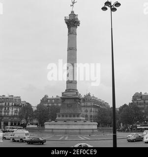 La colonna di luglio (in francese: Colonne de Juillet) è una colonna monumentale di Parigi che commemora la Rivoluzione del 1830 Foto Stock