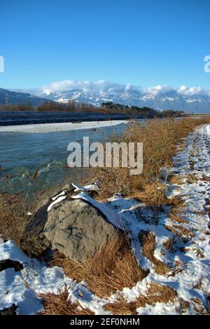 Vista panoramica sul fiume reno a Vaduz nel Liechtenstein 7.1.2021 Foto Stock