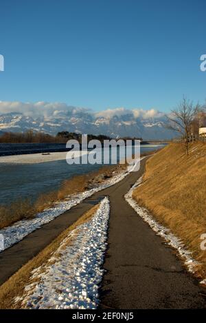 Vista panoramica sul fiume reno a Vaduz nel Liechtenstein 7.1.2021 Foto Stock