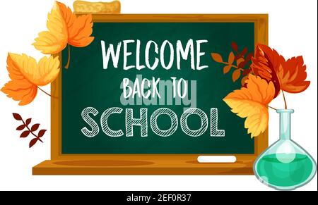 Benvenuti Torna alla Scuola poster di scuola lavagna verde, lezione chimica Chemicl bicchiere fiala e foglie autunnali fogliame di acero, quercia o rowan e ch Illustrazione Vettoriale