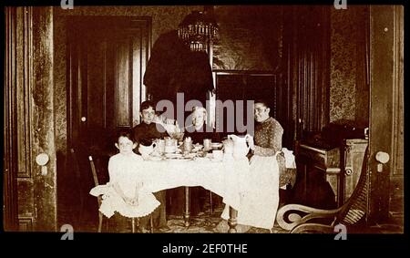 Foto di scheda del cabinet di archivio di 4 generazioni di donne a casa seduto ad un tavolo da pranzo intorno al 1890. Foto Stock