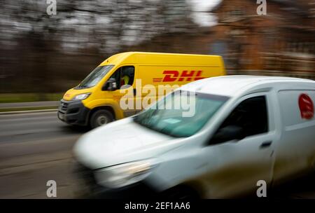 Bucarest, Romania - 16 febbraio 2021 una consegna DHL gialla che accelera il traffico a Bucarest. Questa immagine è solo per uso editoriale. Foto Stock