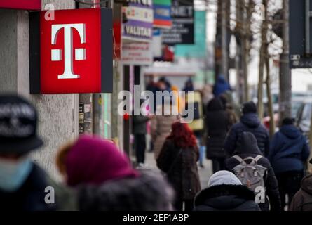 Bucarest, Romania - 16 febbraio 2021: Un logo di Telekom, società tedesca di telecomunicazioni, è esposto in cima a un negozio, a Bucarest, Romania. Foto Stock