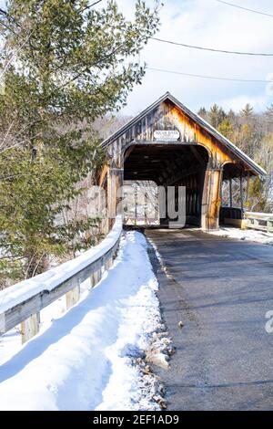 Sostituisce un ponte in acciaio e cemento che è stato condannato dallo Stato di NH. I cittadini di Ashland hanno votato per sostituire quel ponte con un altro Foto Stock