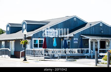 Babylon, New York, USA - 17 Giugno 2018: L'esterno del ristorante Babylon Fish and Clam nel Babylon Village con terrazza esterna pronta eith tavoli e umb Foto Stock