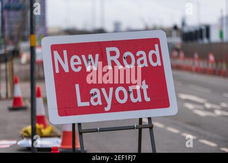 New Road Layout, cartello rosso di gestione del traffico, Regno Unito Foto Stock