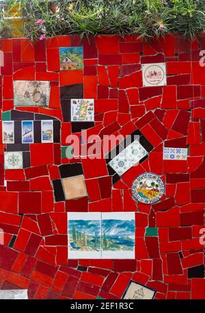 RIO DE JANEIRO, BRASILE - 3 GENNAIO 2020: La famosa scalinata Selaron (Escadaria Selaron) coperta da piastrelle colorate nel centro storico di Rio de Foto Stock