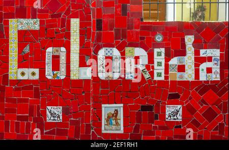 RIO DE JANEIRO, BRASILE - 3 GENNAIO 2020: La famosa scalinata Selaron (Escadaria Selaron) coperta da piastrelle colorate nel centro storico di Rio de Foto Stock