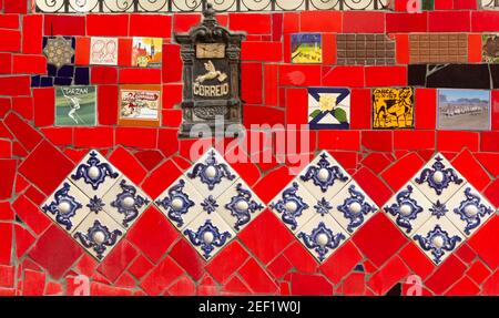 RIO DE JANEIRO, BRASILE - 3 GENNAIO 2020: La famosa scalinata Selaron (Escadaria Selaron) coperta da piastrelle colorate nel centro storico di Rio de Foto Stock