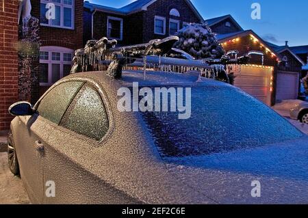 Pioggia ghiacciata in inverno con la macchina coperta di ghiaccio Foto Stock