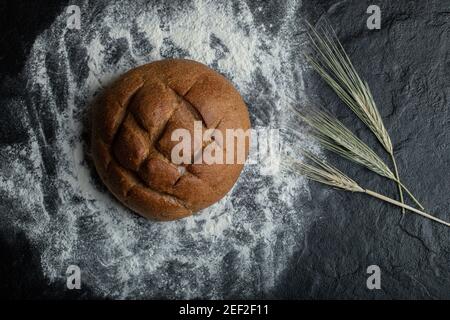Pane di segale fresco con grano. Su farina Foto Stock
