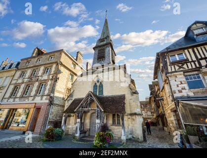 Il Museo Marittimo medievale, nella città costiera di Honfleur, in Francia, con negozi e strade acciottolate su entrambi i lati. Foto Stock