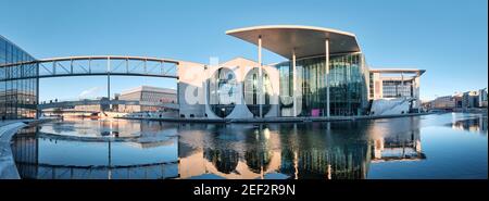 Pier Paul-Loebe-Haus Reichstag. Vista panoramica invernale. Paul-Loebe-Haus collegato tramite ponte con Marie-Elisabeth-Lueders-Haus sul fiume Sprea. Foto Stock