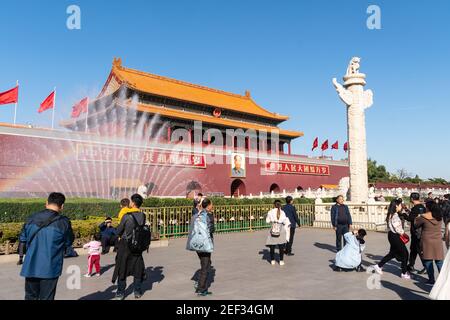 Pechino, Cina - Ottobre 24 2018: Visita turistica cinese alla porta della Pace celeste di fronte alla Città Proibita e alla Piazza Tiananmen a Pechino, Foto Stock
