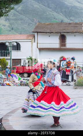 YANQUE, VALLE COLCA, PERÙ - 20 GENNAIO 2018: Ragazza peruviana con danze tradizionali in costume nel piccolo villaggio di Yanque, Perù Foto Stock