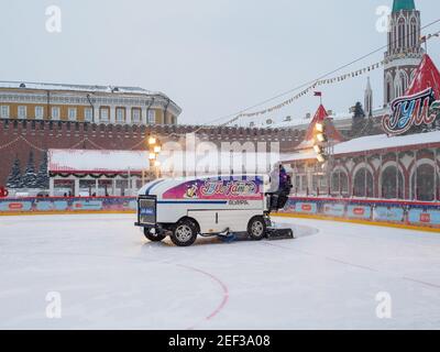 Mosca. Russia. 12 febbraio 2021. La Piazza Rossa. Un'auto pulisce la neve e lucida il ghiaccio sulla pista di pattinaggio del grande magazzino principale su un Foto Stock