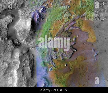 NASA. 16 febbraio 2021. Washington, Stati Uniti. 16 Feb 2021. Questa immagine del cratere Jezero, il luogo di atterraggio per Mars perseverance Rover, è stata scattata da strumenti del Mars Reconnaissance Orbiter della NASA, che scatta regolarmente foto di potenziali siti di atterraggio per future missioni. La NASA ha scelto il cratere Jezero come luogo di atterraggio della perseveranza rover perché gli scienziati ritengono che l'area fosse un tempo piena d'acqua e fosse sede di un antico delta fluviale. Credit: UPI/Alamy Live News Foto Stock