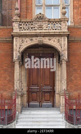 King's College, University of London, antico portale ornato con colonne in pietra decorate Foto Stock