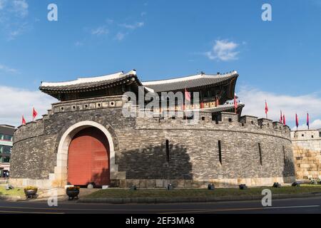 Vista esterna della porta Paldalmun, parte del centro storico Suwon's Hwaseong Fortezza vicino Seoul in Corea del Sud su un giorno di sole Foto Stock