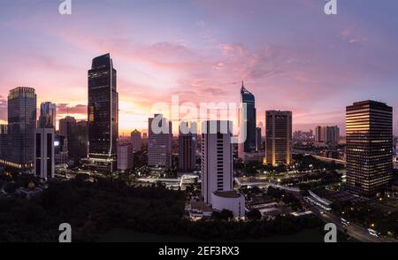 Spettacolare panorama aereo del tramonto sopra gli affari di Giacarta e. Distretto finanziario nella capitale dell'Indonesia Foto Stock