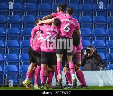 High Wycombe, Regno Unito. 16 Feb 2021. Andre Wisdom n°2 della contea di Derby celebra il suo obiettivo di renderlo 1-2 ad alta Wycombe, Regno Unito il 2/16/2021. (Foto di Phil Westlake/News Images/Sipa USA) Credit: Sipa USA/Alamy Live News Foto Stock