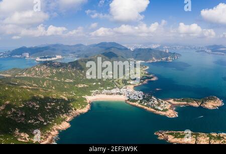 Spettacolare vista aerea della spiaggia e della città di Shek O. Nel sud dell'isola di Hong Kong su un sole giorno Foto Stock