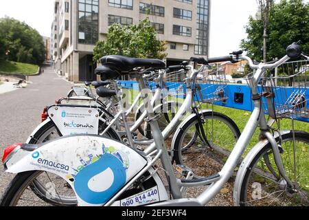 Coruna-Spagna. Biciclette per uso pubblico parcheggiate in batteria sulla strada il 15 giugno 2017 Foto Stock