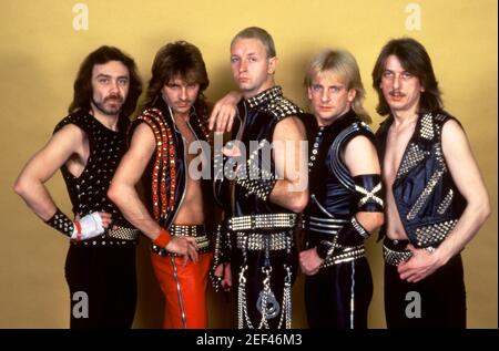 DETROIT, MI - GIUGNO 13: Bassista Ian Hill, chitarrista Glenn Tipton, cantante Rob Halford, chitarrista K.K. Downing e il batterista Dave Holland (1948-2018) della band heavy metal inglese Judas Priest posano per un ritratto in studio durante il Metal Conqueror Tour il 13 giugno 1984 alla Joe Louis Arena di Detroit, Michigan. Credit: Ross Marino Archive / MediaPunch Foto Stock