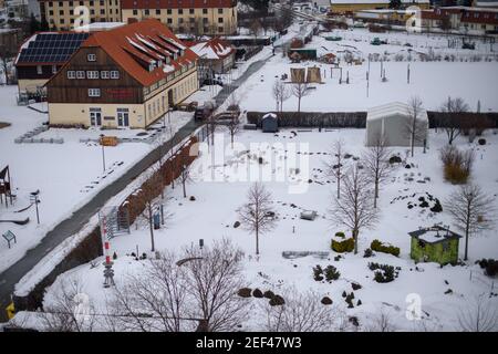 Wernigerode, Germania. 16 Feb 2021. Una fitta coperta di neve si trova sui terreni del Bürger- und Miniaturenpark Wernigerode. I preparativi per la nuova stagione sono in corso presso il parco in miniatura. Il team principale di circa otto persone si trova nei magazzini per ripristinare i circa 60 modelli del 'Little Harz'. Se la situazione di Corona lo consente, la stagione inizierà il Venerdì Santo. Credit: Klaus-Dietmar Gabbert/dpa-Zentralbild/dpa/Alamy Live News Foto Stock