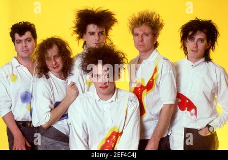 DETROIT, MI - 30 LUGLIO: (L-R) batterista e tastierista lol Tolhurst, bassista Porl Thompson, bassista Simon Gallup, cantante, cantautore e musicista inglese Robert Smith, batterista Boris Williams e tastierista Roger o'Donnell del Cure pongono per un ritratto in studio durante il Kissing Tour il 30 luglio 1987 presso la Cobo Arena di Detroit, Michigan. Credit: Ross Marino Archive / MediaPunch Foto Stock