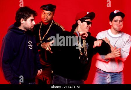 CLARKSTON, MI - LUGLIO 29: (L-R) Adam Yauch (MCA) (1964-2012), DJ Hurricane, Mike Diamond (Mike D) e Adam Horovitz (ad-Rock) dei Beastie Boys posa per un ritratto in studio durante il Together Forever Tour il 29 luglio 1987 al Pine Knob Music Theatre di Clarkston, Michigan. Credit: Ross Marino Archive / MediaPunch Foto Stock