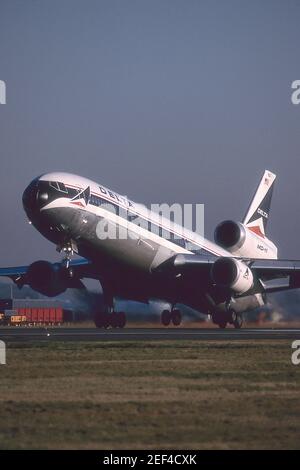 DELTA AIRLINES MCDONNELL-DOUGLAS MD-11 N813DE RUOTA DALLA PISTA DI GATWICK. Foto Stock