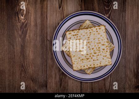 Festa di Pasqua con kosher matzah pane azzimo su tradizionale piatto di pesach di Pesach Ebraico Foto Stock