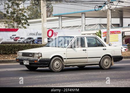 Chiangmai, Thailandia - Gennaio 29 2021: Auto privata Vecchia, Nissan Sentra. Sulla strada n. 1001, a 8 km dalla città di Chiangmai. Foto Stock