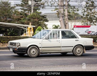 Chiangmai, Thailandia - Gennaio 29 2021: Auto privata Vecchia, Nissan Sentra. Sulla strada n. 1001, a 8 km dalla città di Chiangmai. Foto Stock