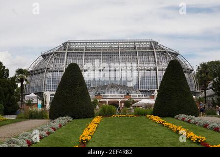 La principale serra tropicale del Giardino Botanico di Dahlem, Berlino, Germania. Foto Stock