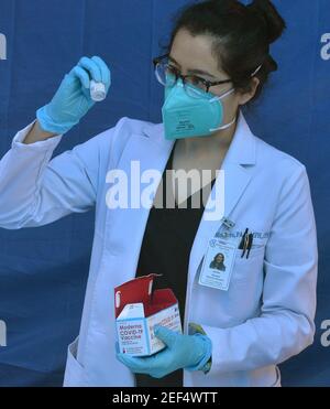 Los Angeles, Stati Uniti. 17 Feb 2021. Un assistente medico prepara una siringa da un flaconcino del vaccino moderna per i residenti locali in attesa di ricevere una vaccinazione COVID-19 al Kedren Community Health Center di Los Angeles del Sud martedì 16 febbraio 2021. Per promuovere la vaccinazione tra le persone di colore, la contea di Los Angeles pianifica più siti, migliore messaggistica e accesso al transito. Gli anziani neri, latini e nativi americani vengono vaccinati a tassi inferiori rispetto ad altri gruppi. Foto di Jim Ruymen/UPI Credit: UPI/Alamy Live News Foto Stock