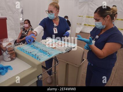 Los Angeles, Stati Uniti. 17 Feb 2021. Un assistente medico preleva una siringa preparata con il vaccino COVID-19 moderna da un vassoio per un residente locale in attesa di essere inoculato presso il Kedren Community Health Center a South Los Angeles martedì 16 febbraio 2021. Per promuovere la vaccinazione tra le persone di colore, la contea di Los Angeles pianifica più siti, migliore messaggistica e accesso al transito. Gli anziani neri, latini e nativi americani vengono vaccinati a tassi inferiori rispetto ad altri gruppi. Foto di Jim Ruymen/UPI Credit: UPI/Alamy Live News Foto Stock