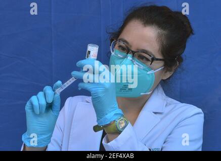 Los Angeles, Stati Uniti. 17 Feb 2021. Un assistente medico prepara una siringa da un flaconcino del vaccino moderna per i residenti locali in attesa di ricevere una vaccinazione COVID-19 al Kedren Community Health Center di Los Angeles del Sud martedì 16 febbraio 2021. Per promuovere la vaccinazione tra le persone di colore, la contea di Los Angeles pianifica più siti, migliore messaggistica e accesso al transito. Gli anziani neri, latini e nativi americani vengono vaccinati a tassi inferiori rispetto ad altri gruppi. Foto di Jim Ruymen/UPI Credit: UPI/Alamy Live News Foto Stock