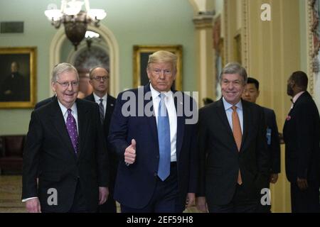 File fotografico datato 10 marzo 2020 del presidente degli Stati Uniti Donald J. Trump, insieme al direttore della Casa Bianca degli Affari legislativi Eric Ueland, segretario del Tesoro degli Stati Uniti Steven T. Mnuchin, E il Vice Presidente degli Stati Uniti Mike Pence, sono scortati dal leader della maggioranza del Senato degli Stati Uniti Mitch McConnell (Repubblicano del Kentucky) e dal Senatore degli Stati Uniti Roy Blunt (Repubblicano del Missouri) per pranzi di politica Repubblicana al Campidoglio degli Stati Uniti a Washington, DC, USA. L’ex presidente Donald Trump ha lanciato un attacco personale spaventoso contro il collega repubblicano Mitch McConnell. "itc Foto Stock