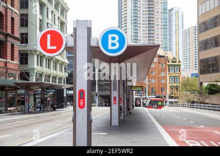 Trasporti pubblici nelle stazioni della metropolitana leggera e degli autobus di Sydney nel centro della città, Sydney, Australia Foto Stock