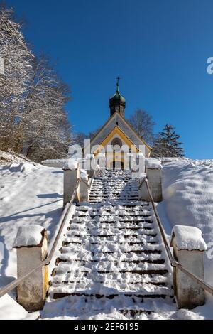 Cappella in inverno nella neve a Poettmes, Baviera, Germania Foto Stock